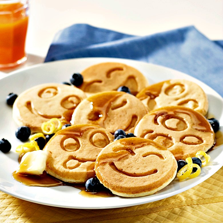 Smiley Face Pancake Pan Brightens up your Breakfast GetdatGadget