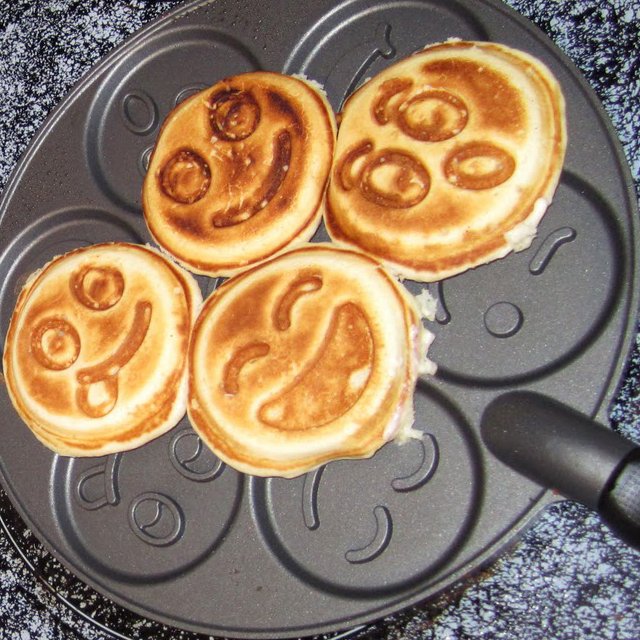 Smiley Face Pancake Pan Brightens up your Breakfast GetdatGadget